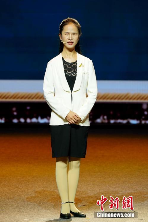 图为中国新闻网总裁俞岚(中)推介"新时代,我在中国"第三季.