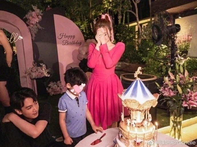 陈妍希41岁生日双喜临门,对镜比耶俏皮可爱,疑陈晓送鲜花超幸福