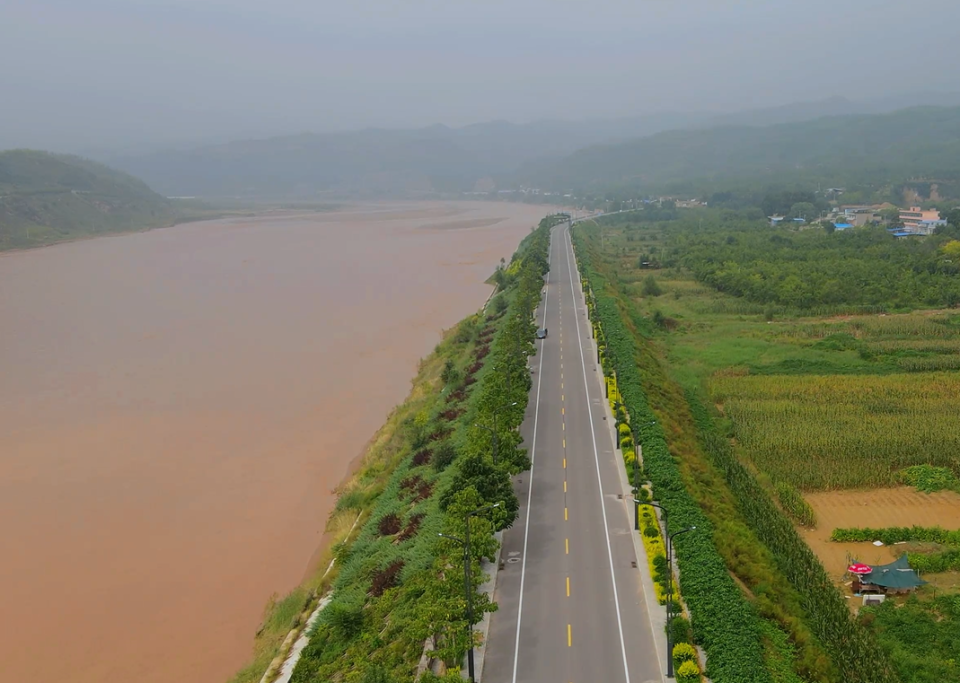 陕西吴堡县:掀起植树造林绿化热潮 打造黄河西岸绿色廊道