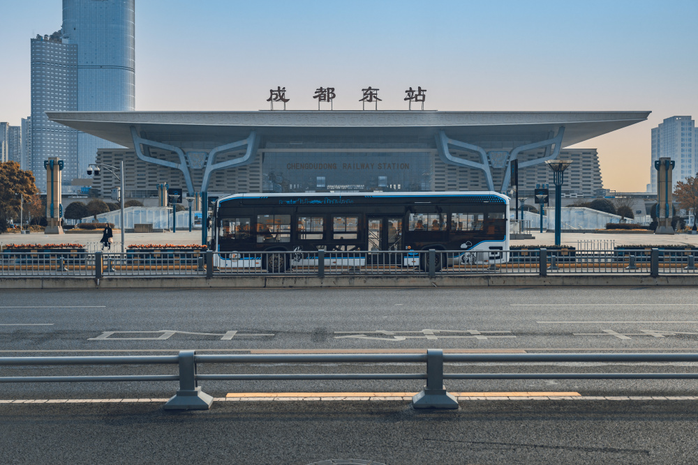 在机场方面,成都公交天府国际机场公交专线每日将配置80台车辆,其中1