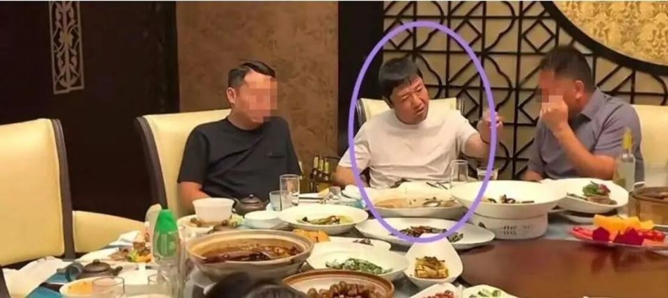 贾冰酒后爆粗口，为何网友反而一边倒声讨偷拍者？