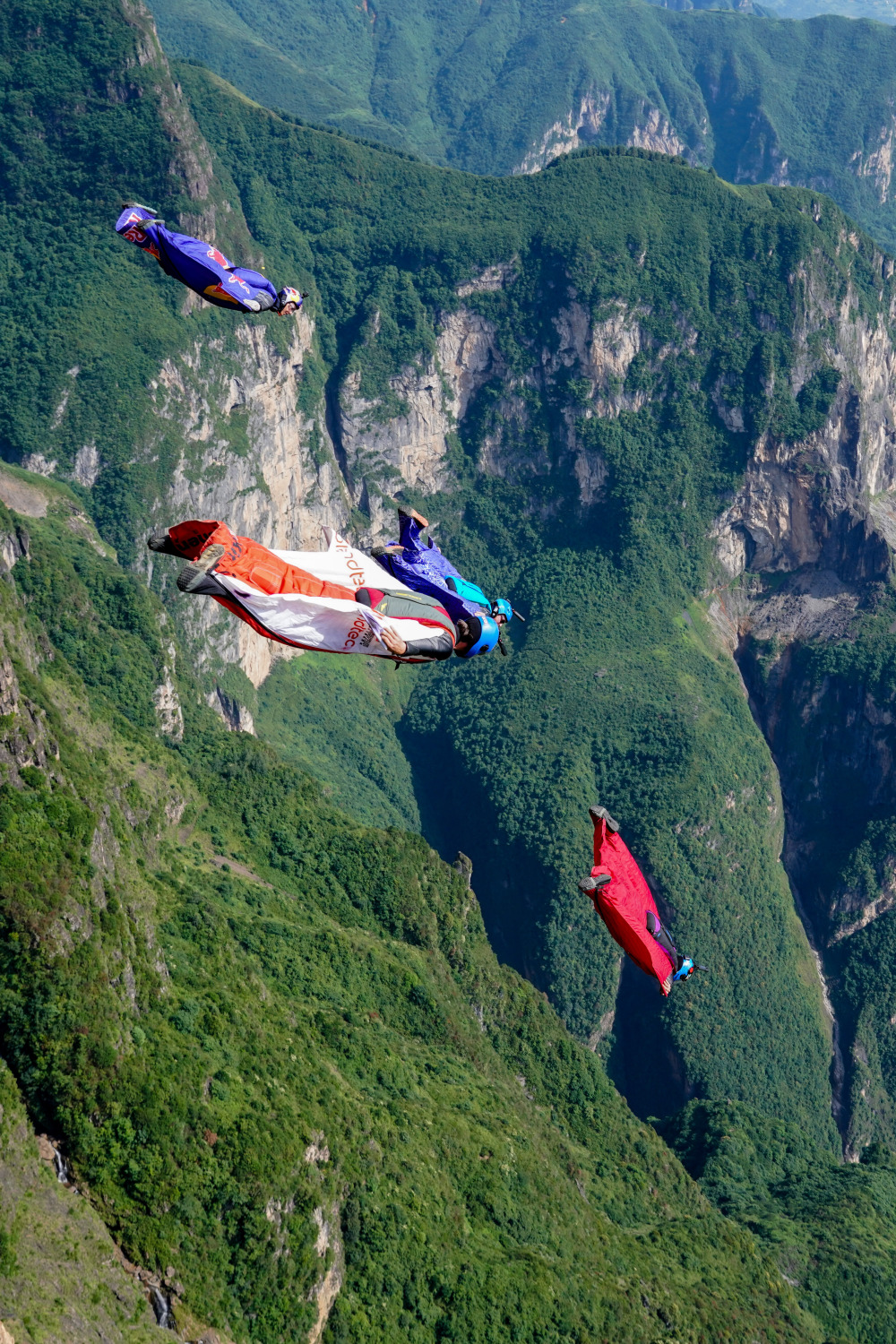 极限运动——翼装飞行表演在云南昭通举行