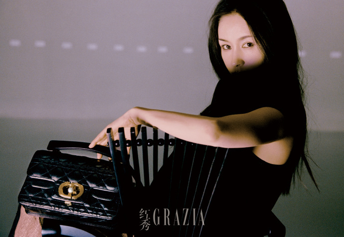 王子文再登杂志封面,眼神坚定气场强大,健硕腹肌惹人