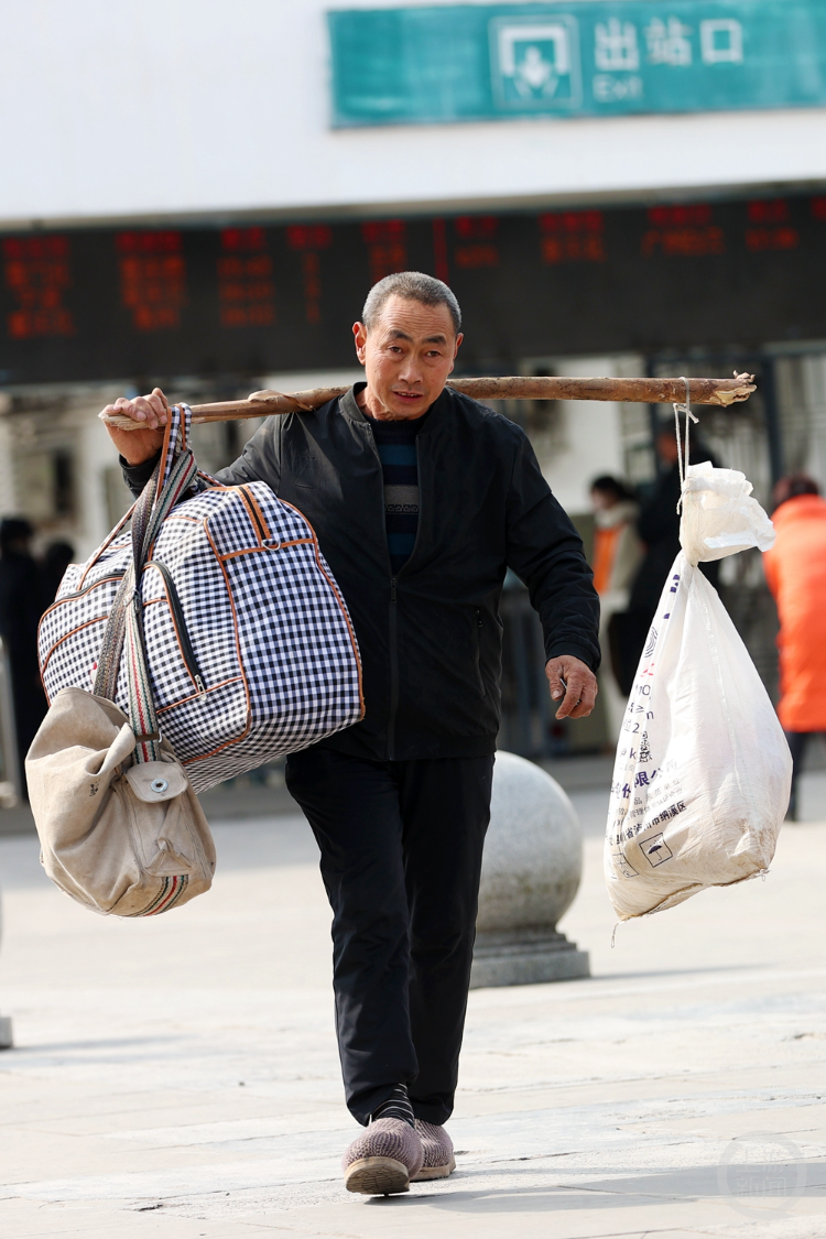 春运表情:幸福满归途