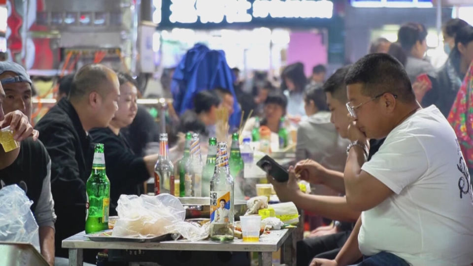 石家庄正定小商品夜市:路过一片烟火 窥见人生百态