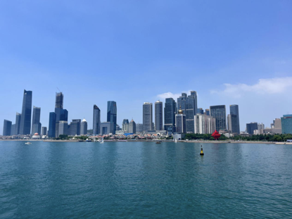 原计划住两天,有游客迷上赶海又续住了几天……假期青岛黄金海岸线"