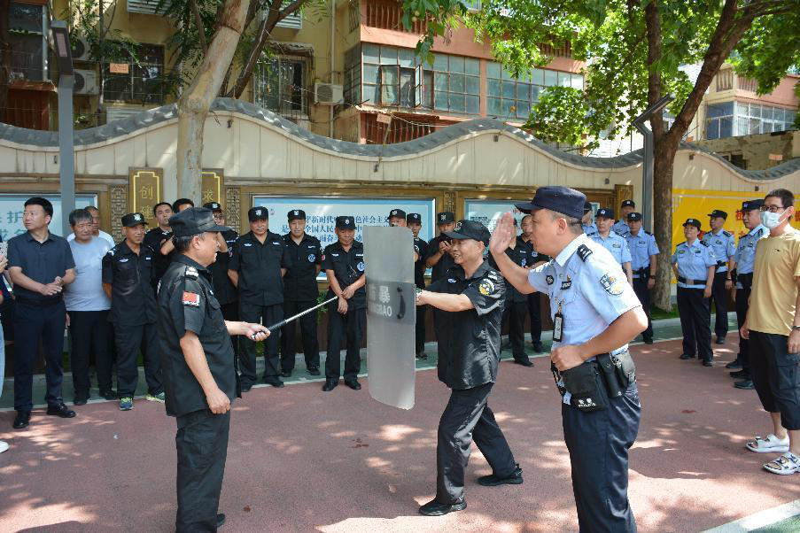 郑州市第四十二中学防暴反恐筑防线警校联动保平安