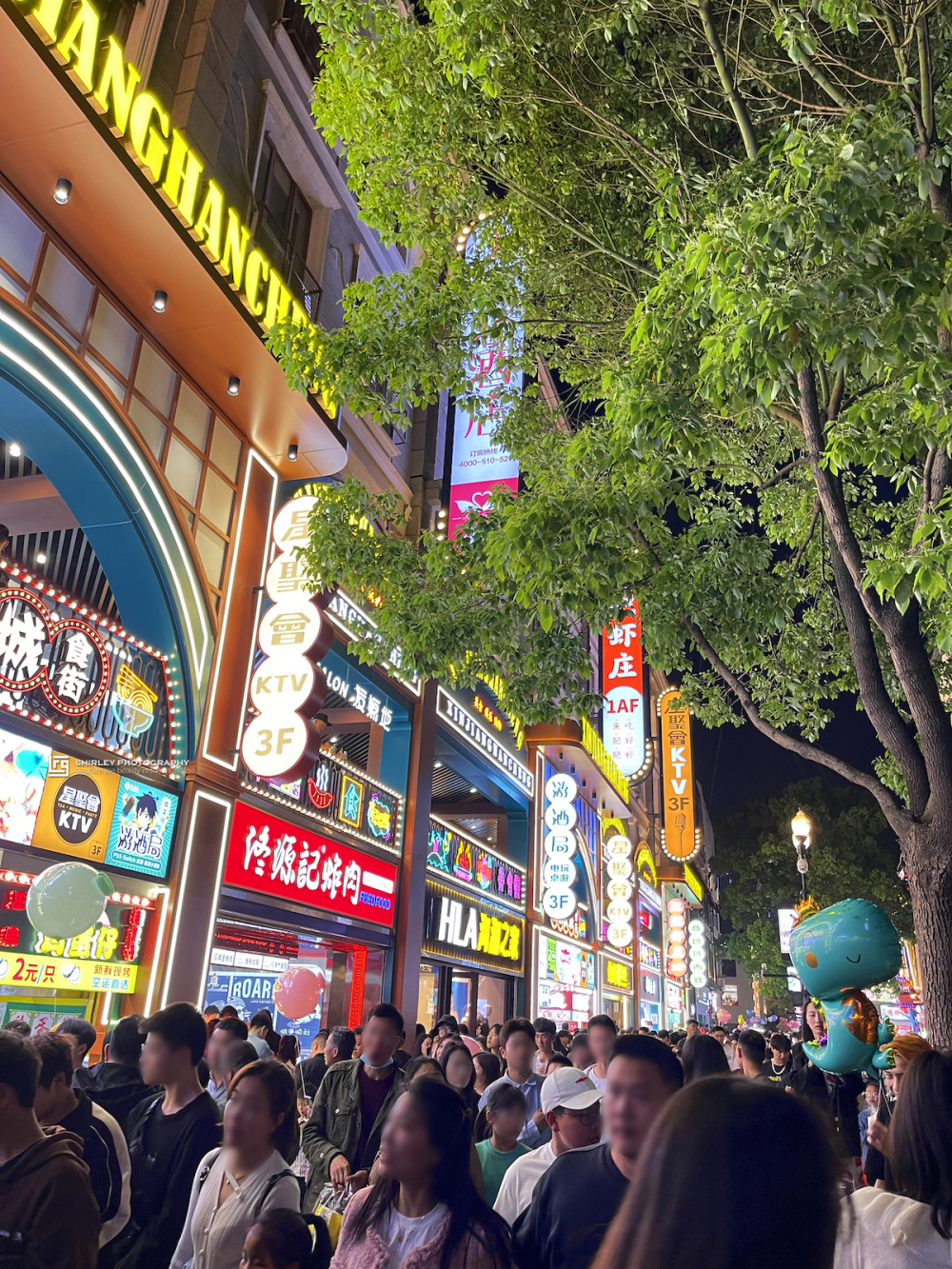 武汉这条步行街,单日客流记录达45万人次,火了百年仍是顶流_腾讯新闻