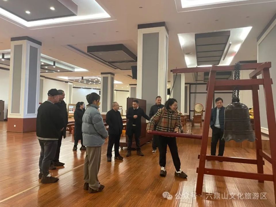 辽宁省红十字基金会副理事长张洪杰,著名艺人路遥一行6人赴六鼎山文化