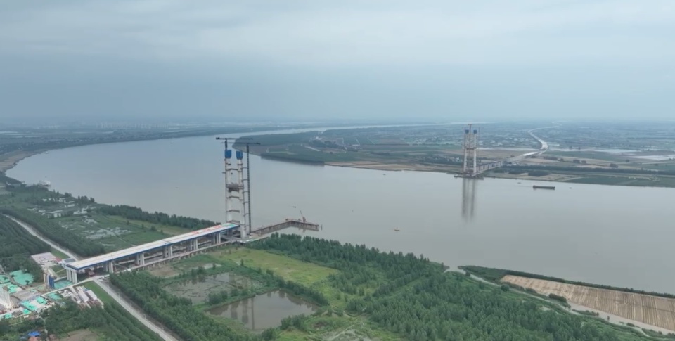 武汉汉南长江大桥南北两岸主塔同步顺利封顶，向着2028年建成通车目标稳步迈进_腾讯新闻