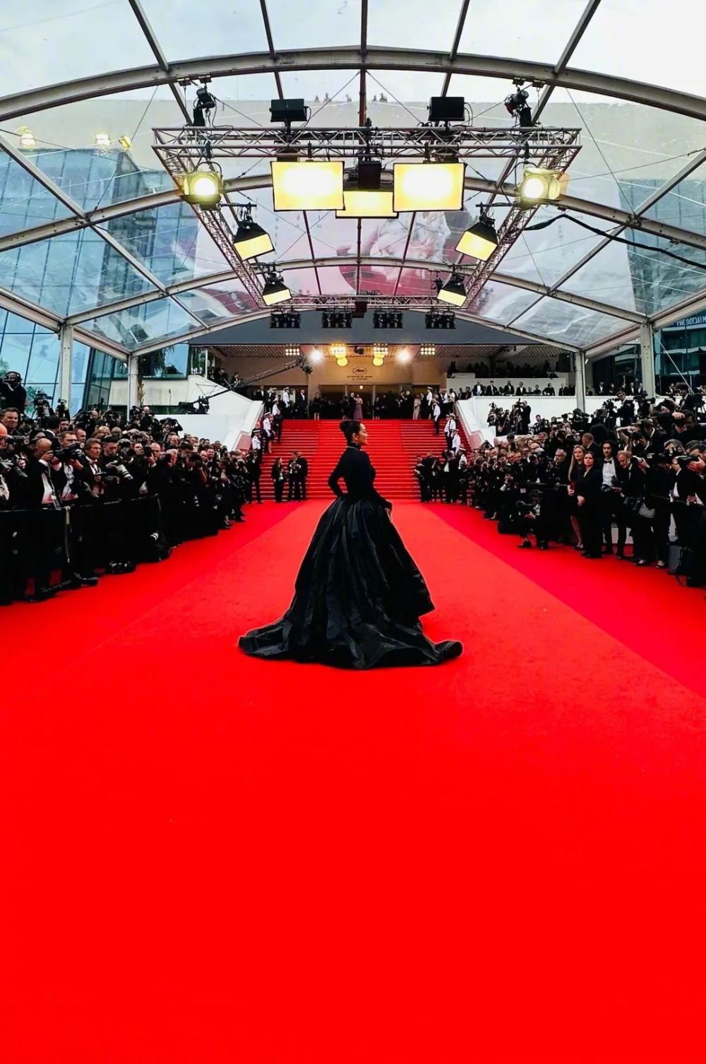 一分钟,也有人通过远景说明并未清场,只是巩俐走红毯时恰好前后无人