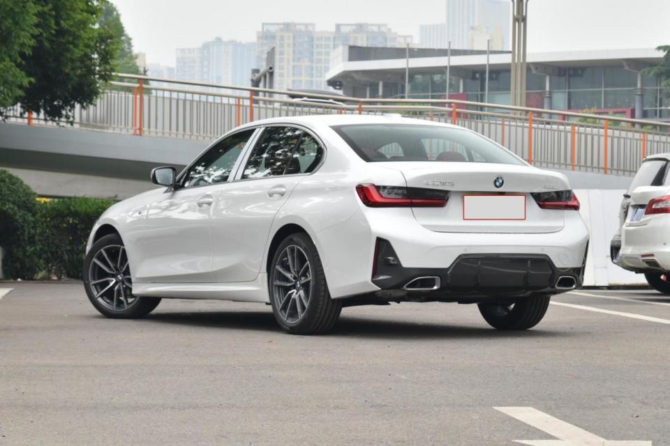 同时也可以转换成手动挡操作车辆,还蛮增加驾驶员的驾车乐趣