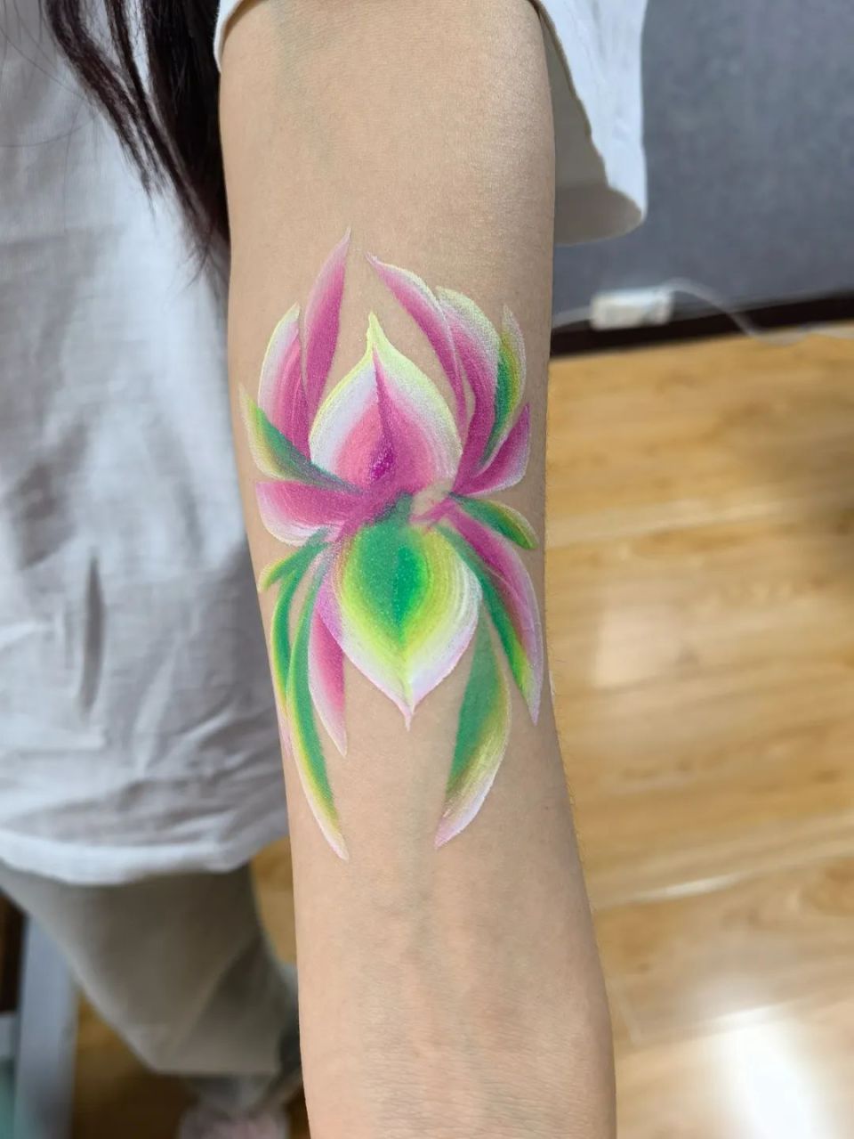 儿童面部彩绘师:为孩子们圆一个卡通梦