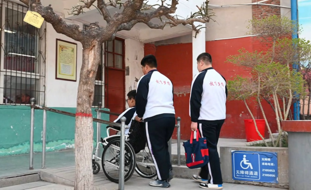 怎么推轮椅一群少年守护了“轮椅男孩”三个春秋……_https://www.jmylbn.com_新闻资讯_第1张