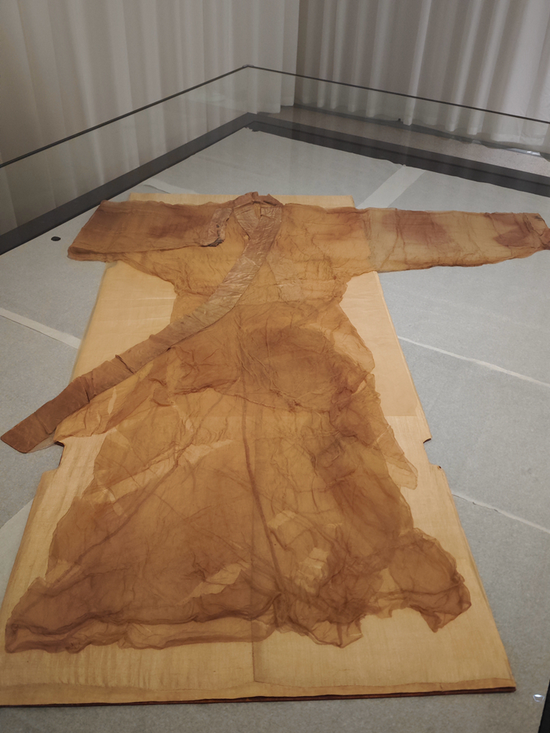 揭秘两千多年前的汉代"高定"成衣——曲裾素纱襌衣