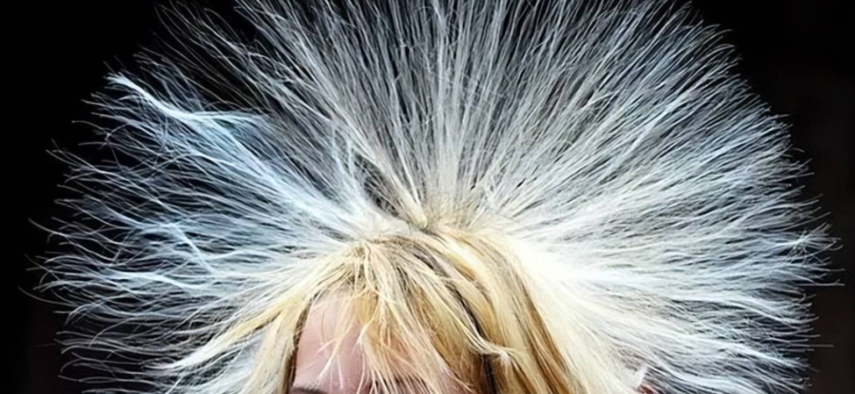 在我们梳头的时候,头发上经常会带有很多静电,这些静电会让头发变得