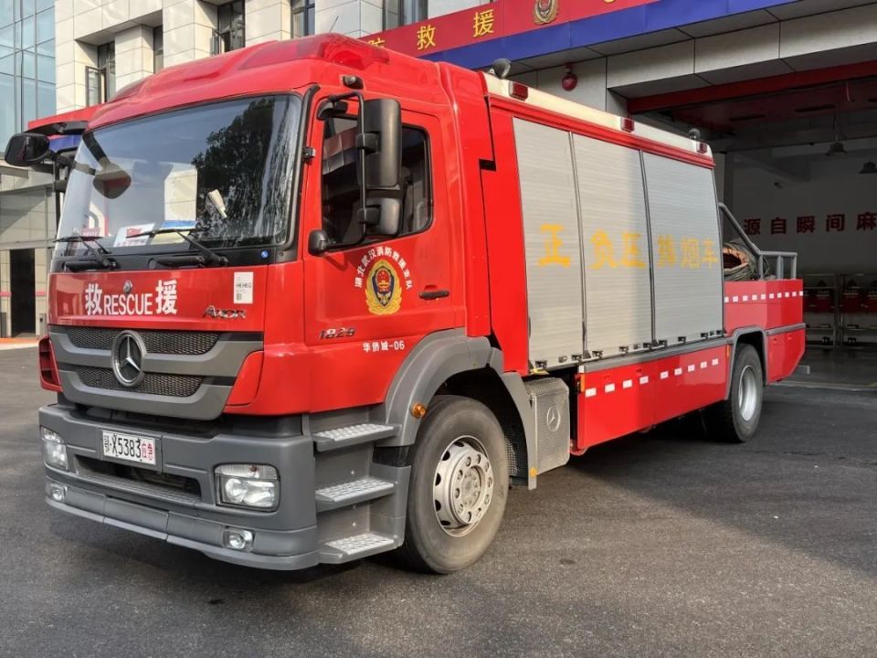 车库里还有一位"重量级嘉宾"——正负压排烟照明消防车,它的出现专为