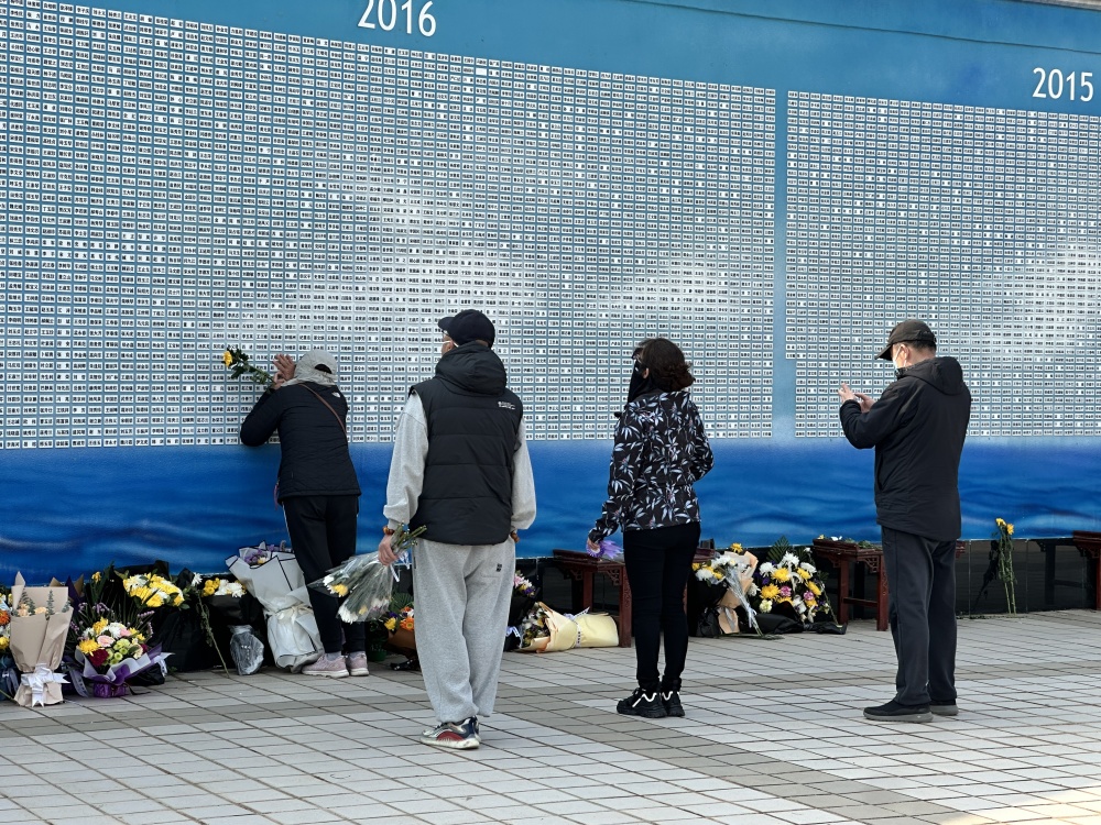 矗立着一座骨灰海葬纪念墙,上面刻有北京市历年来选择骨灰海葬的逝者