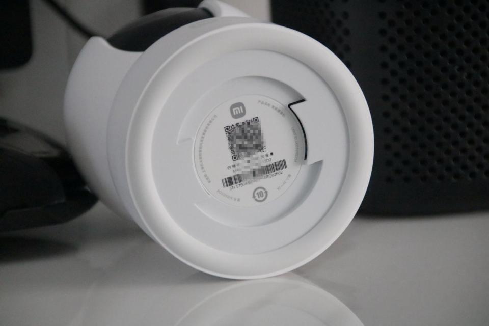 的底部设计还是小米摄像头常见的设计,上面的二维码是用来绑定连接的