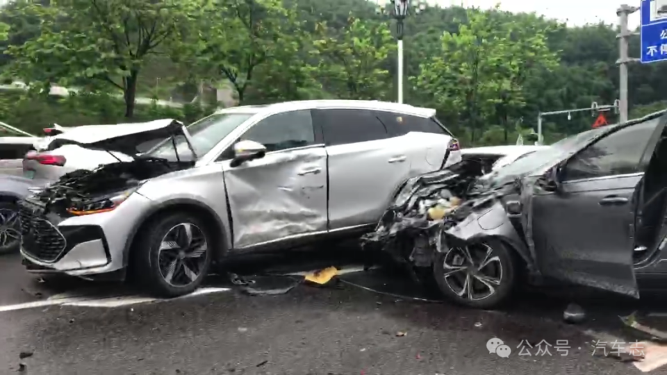 突发!广州广汕路一重载货车追尾16辆小汽车,网友:各大厂家碰撞测试