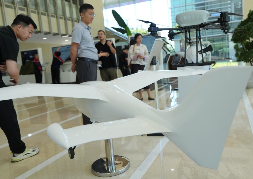 比如,良乡大学城高校北京理工大学发布了半机械昆虫机器人飞行控制