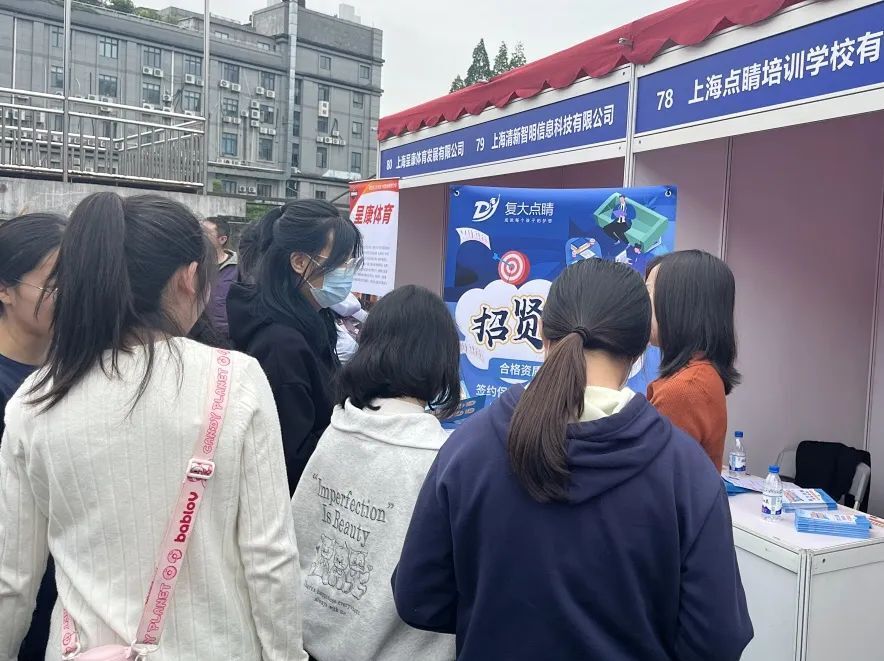 "这一边,城市概念园区大服务中心负责人沈雅芳带着园区7家企业"组团"