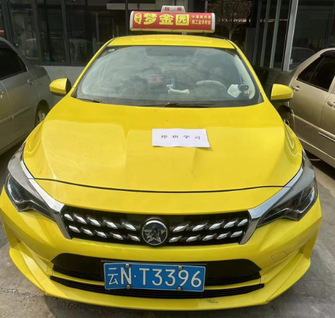 违规收费驾驶员:刘某某所属公司:德宏州德安汽车服务有限公司车牌:云