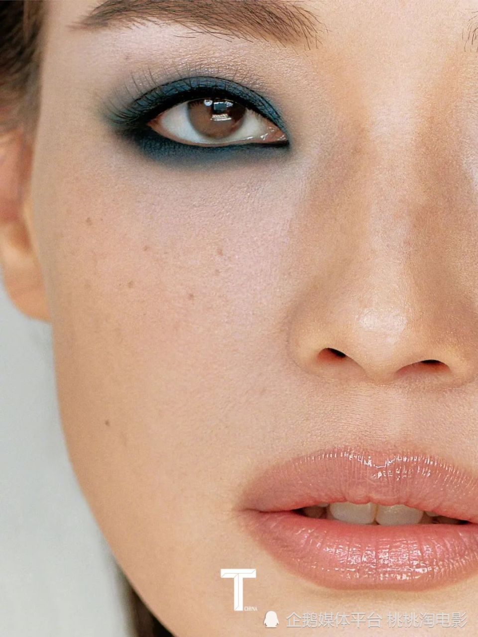 个性猫眼妆容,华丽夺目的珠宝,简单的棚拍背景,一切都因舒淇的魔力与