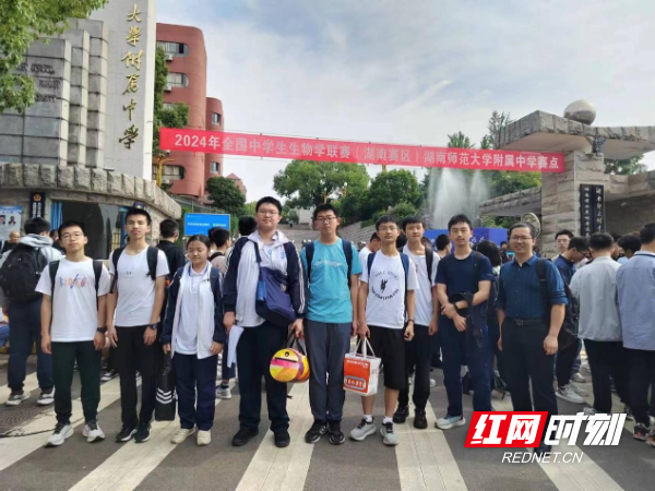 永州市高中生物刘兴宇名师工作室成员指导多名学生获省级奖