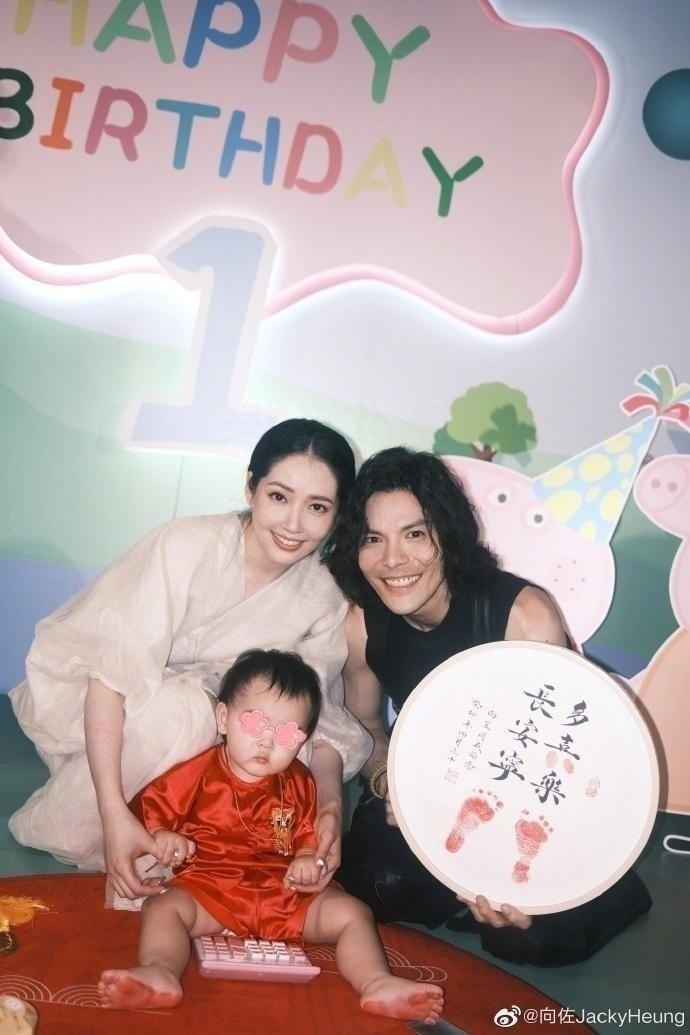 向佐夫妇带娃玩水被偶遇,郭碧婷罕见穿泳装疑似产后身材发福,目击者