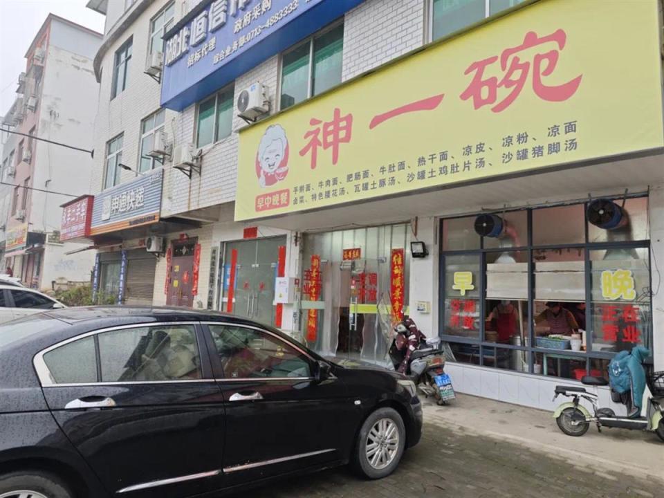 在距离浠水县四十多公里的黄冈市黄州区,"虾先生"饭店的老板钟鹏也