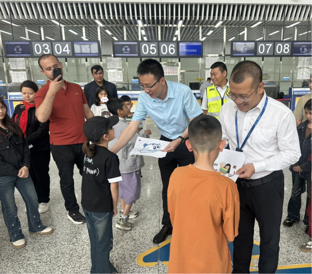 在和田昆冈机场,南航集团挂职干部,墨玉县人民政府副县长张楠,南航