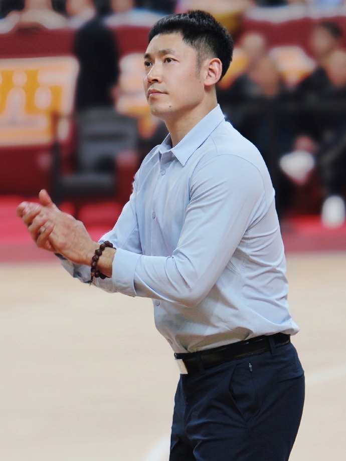 张庆鹏不满裁判漏判肘击冲进场被驱逐,cba停赛1场 罚款3万