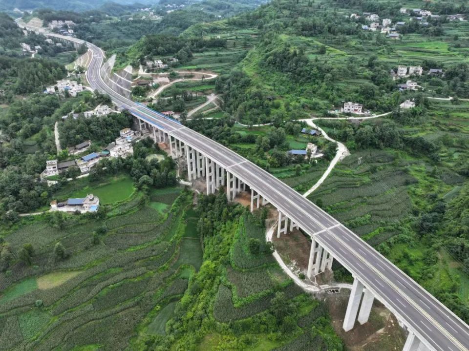 项目起点位于铜仁市德江县合兴镇东南侧,顺接沿德高速公路,与杭瑞高速