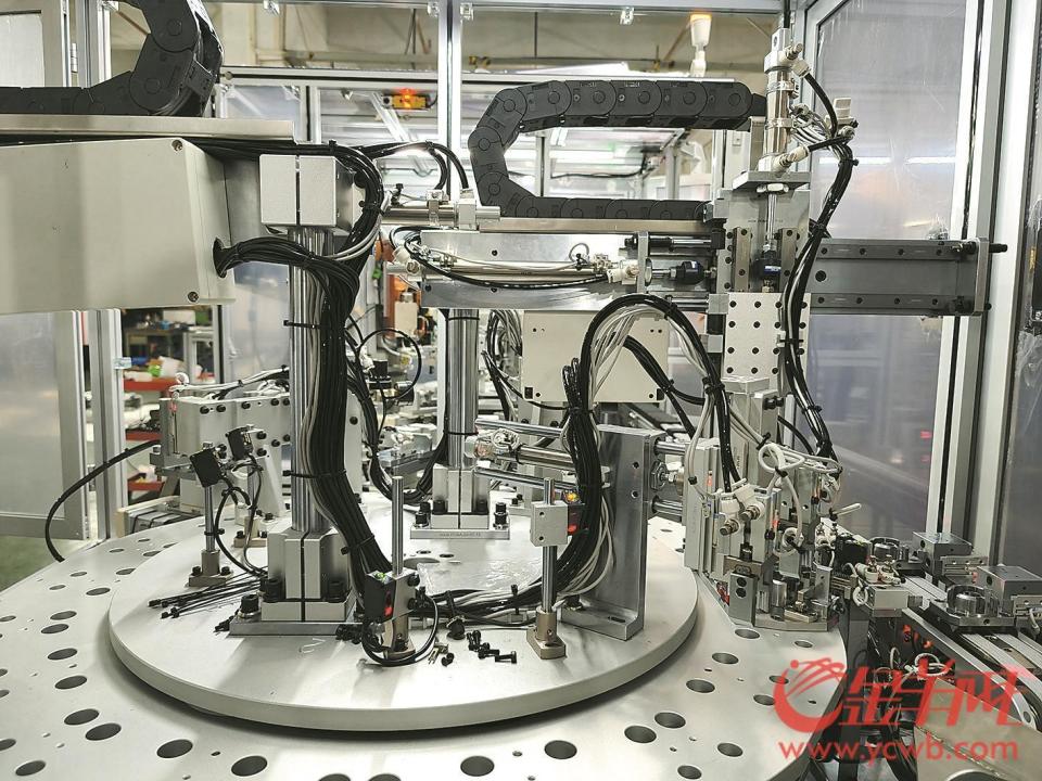 高达5000万元;由他们研发的自动化生产线源源不断地"进驻"企业车间