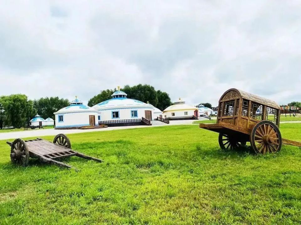 为追根溯源,回归历史,白城市在市区西北部专辟一地,命名为"查干浩特