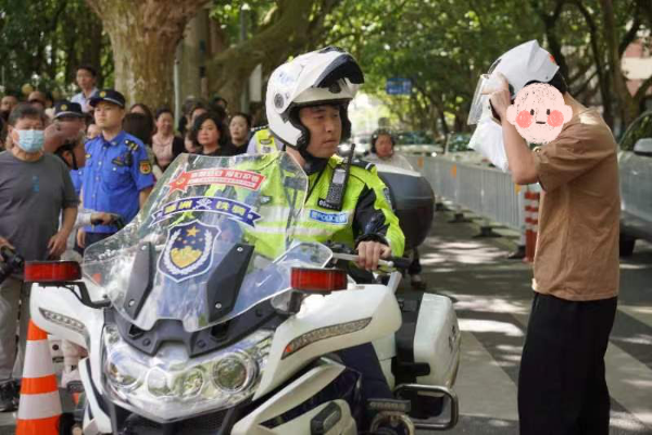 高考首日,上海3000多名警辅上阵护考