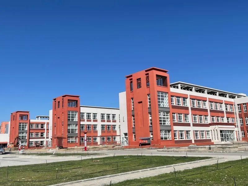 第十中学也是伊宁市今年的续建项目,目前学校教学楼,综合楼,餐厅等已