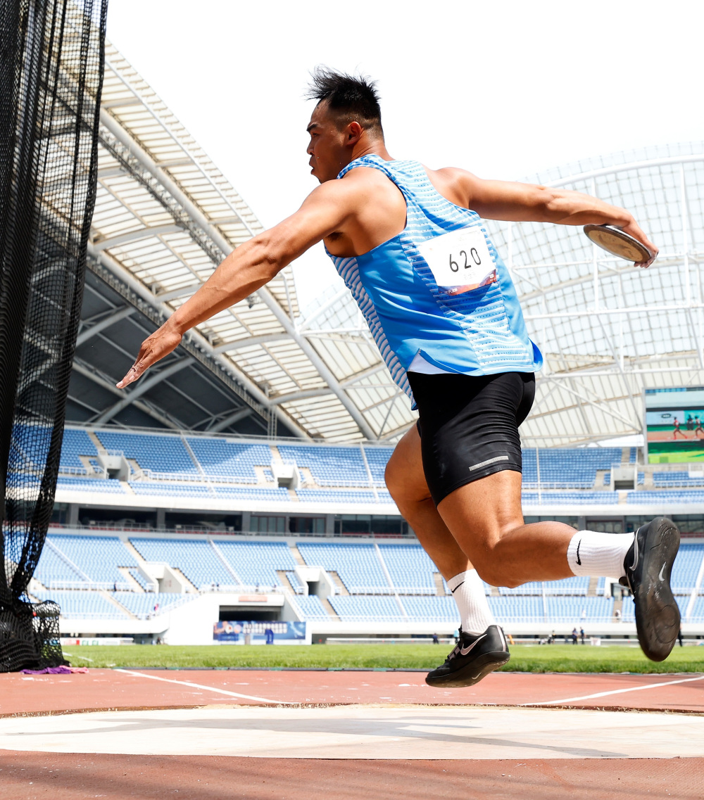 (体育)田径——全国冠军赛:阿卜杜艾尼·图尔贡获得男子铁饼冠军-腾讯