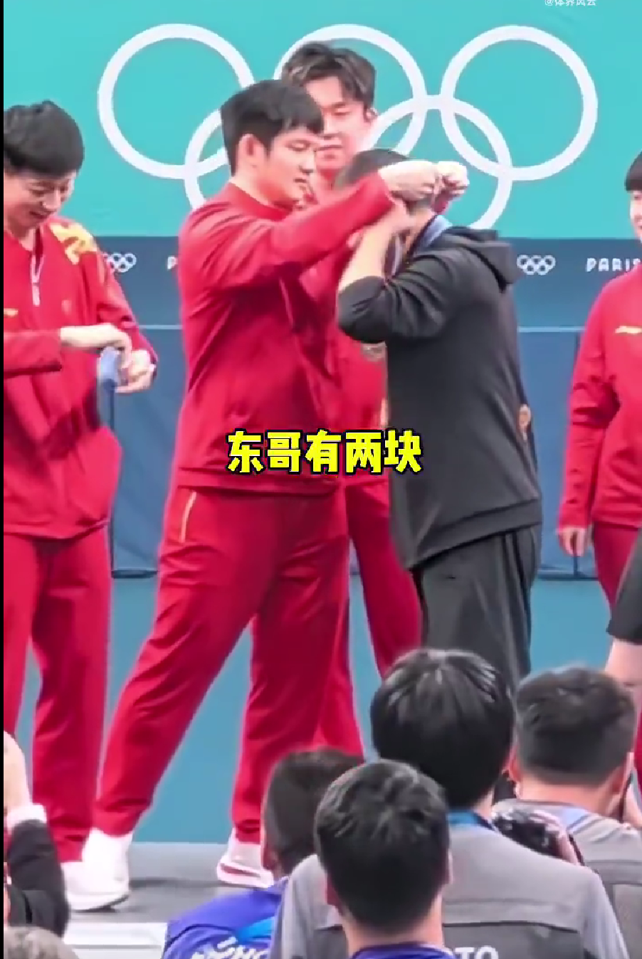 笑喷！男女乒给刘国梁戴金牌，马龙偷偷把金牌揣兜里，刘月半：不缺你那块！_腾讯新闻