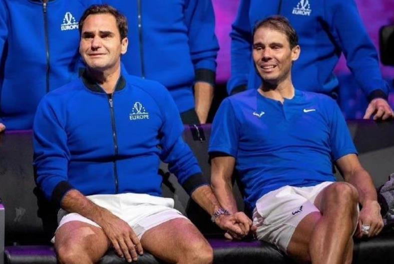 2022年的拉沃尔杯比赛,一代球王费德勒迎来最后一舞,他搭档纳达尔参赛