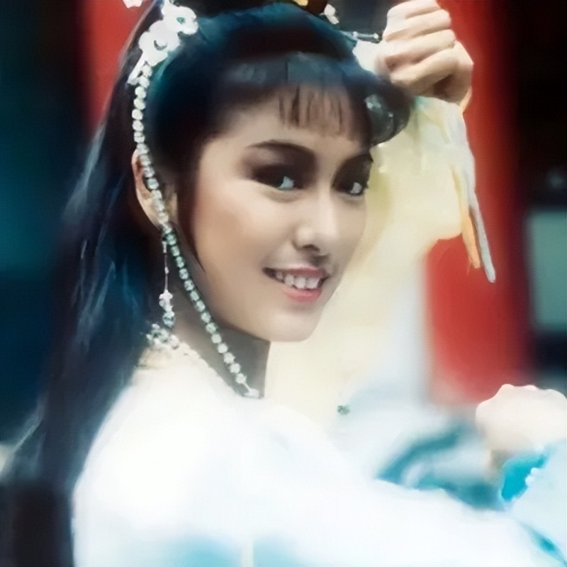 和《醉拳》爆红后,就对76版《射雕英雄传》里的"俏黄蓉"扮演者米雪