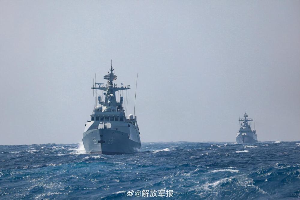 组图直击舰艇编队海上演练