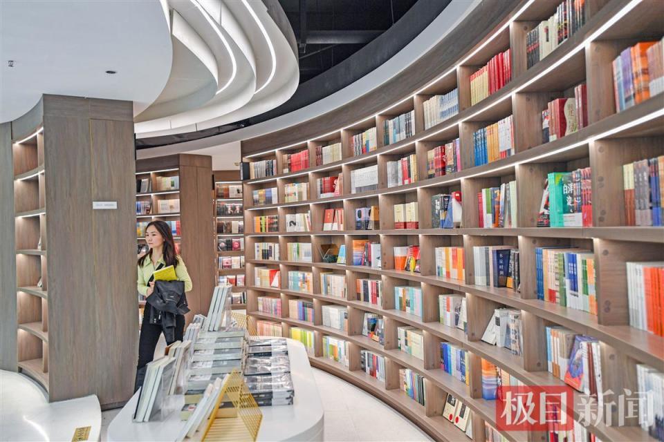 设计新颖,书籍齐全,江汉路新华书店焕新归来