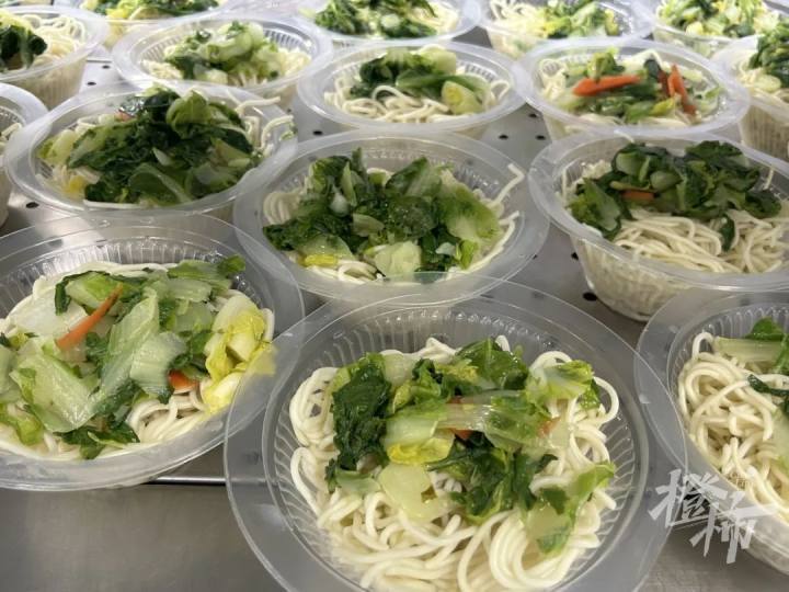 长河高级中学的夜宵同样很丰盛,有胡辣汤,炒饭,烤冷面,关东煮,肉夹馍