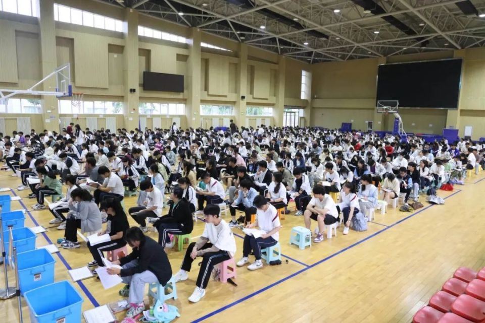 好运加倍!来看北京高考首日的"谐音梗"式送考穿搭