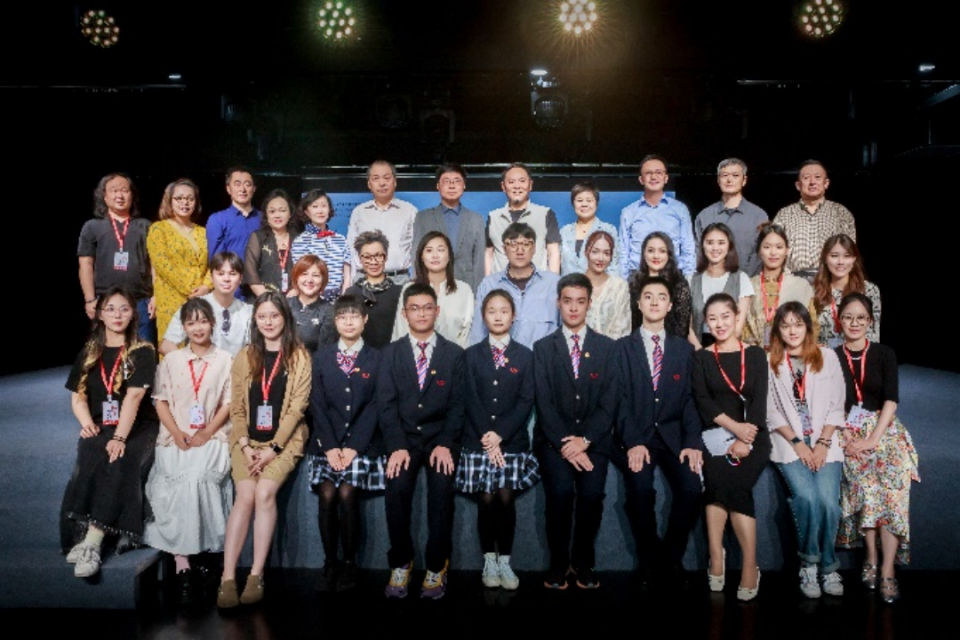 舞台剧《同学少年》:当上海初中生跨过鸭绿江成为文艺兵