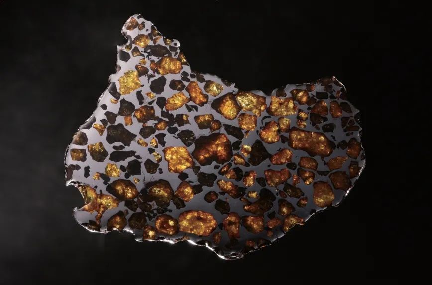 伊米拉克陨石,具有宝石级的身段,还包含有太阳系形成的早期信息,被称