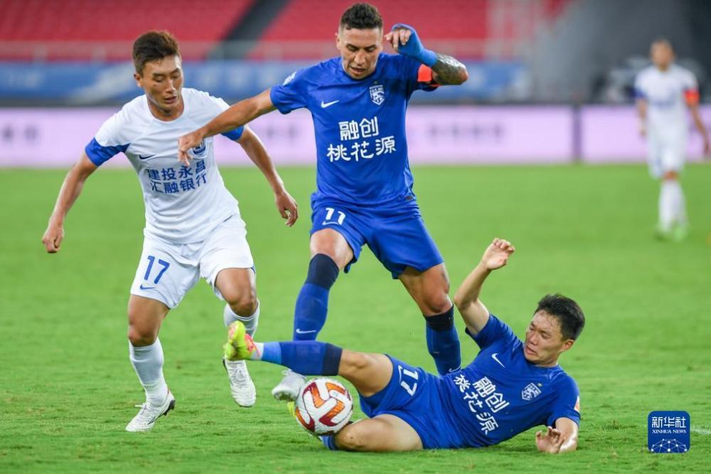 9月15日,武汉三镇队球员陈宇浩(右)和沧州雄狮队球员朴世豪(左)在
