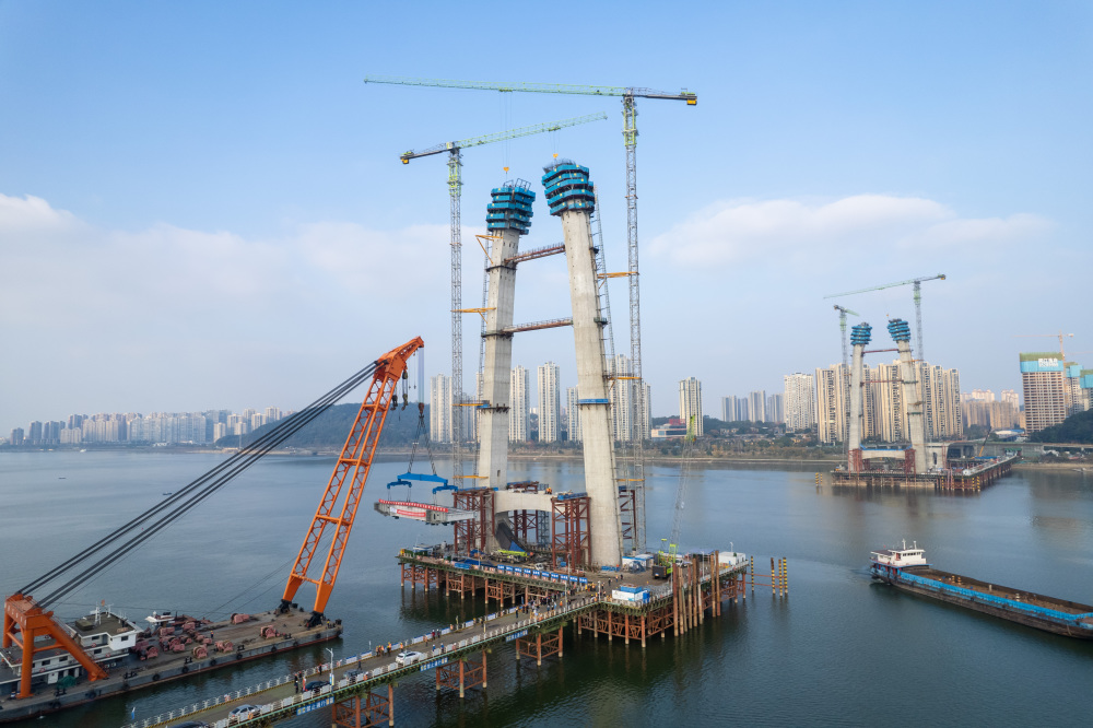 长沙兴联路大通道项目双塔斜拉桥首段主梁架设完成